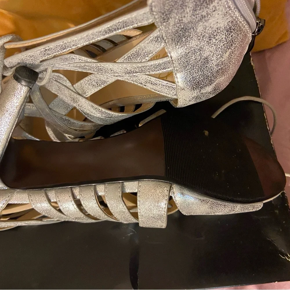 Silver Heels - Picture 3 of 3